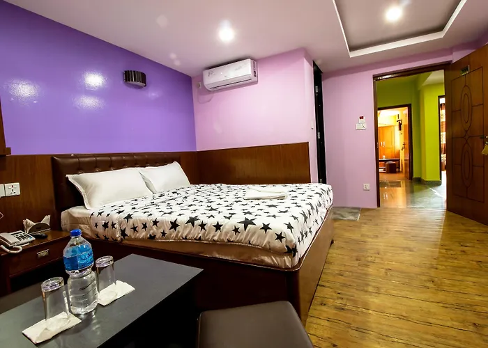 Everest Hotel *